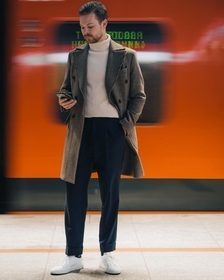 Как носить длинное пальто с низкими кедами