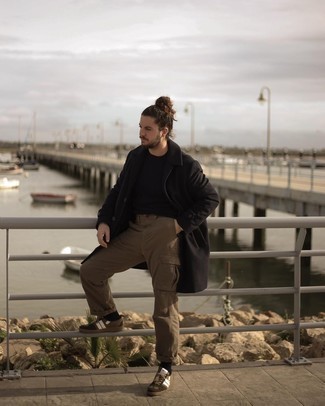 Как носить длинное пальто с низкими кедами