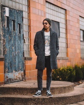 Как носить длинное пальто с низкими кедами