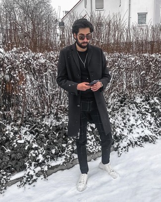 Как носить длинное пальто с низкими кедами