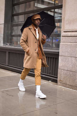 Как носить длинное пальто с футболкой-поло