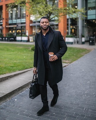 Как носить длинное пальто с футболкой-поло