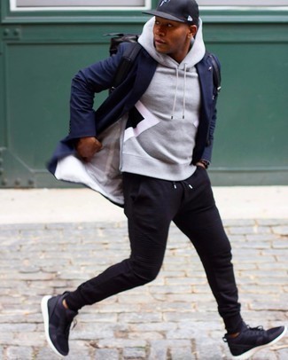 Как носить длинное пальто с спортивными штанами