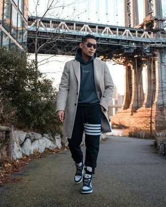 Как носить длинное пальто с спортивными штанами