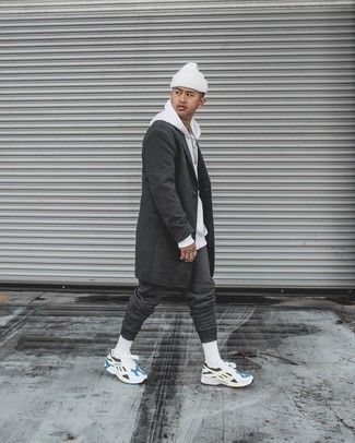 Как носить длинное пальто с спортивными штанами