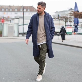 Как носить длинное пальто с майкой