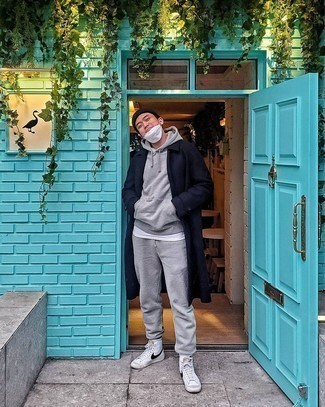 Как носить длинное пальто с спортивным костюмом