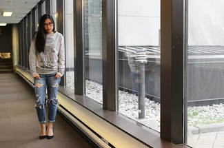 Как носить свободный свитер с джинсами-бойфрендами