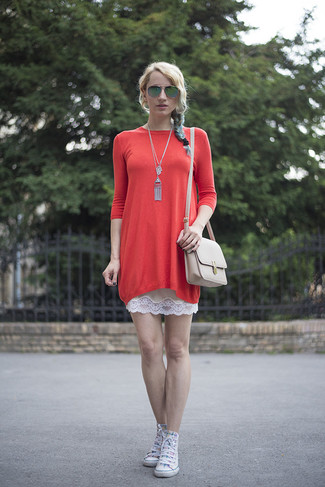 Как носить свободный свитер с высокими кедами