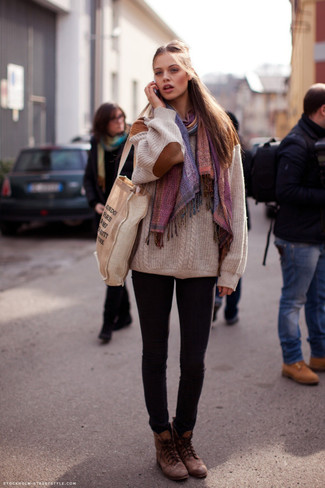 Как носить свободный свитер с джинсами