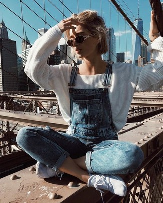 Как носить свободный свитер с комбинезоном