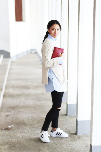 Как носить свободный свитер с платьем-рубашкой