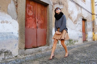 Как носить свободный свитер с короткой юбкой-солнце