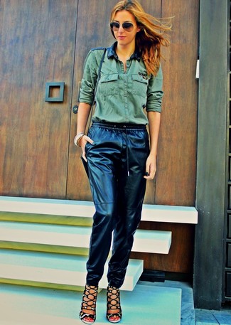 Как носить пижамные штаны с босоножками на каблуке