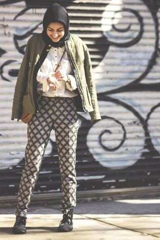 Как носить пижамные штаны с ботинками на шнуровке женщине