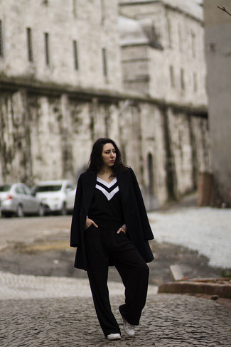 Как носить пижамные штаны с низкими кедами женщине