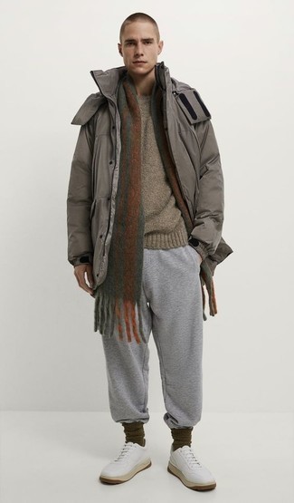 Как носить парку с свитером с круглым вырезом мужчине