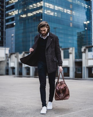 Как носить полупальто с зауженными джинсами