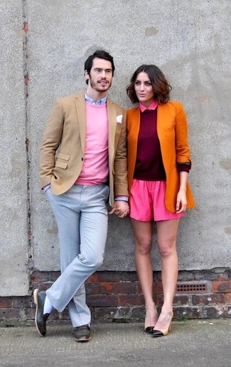 С чем носить розово-черный свитер с круглым вырезом мужчине