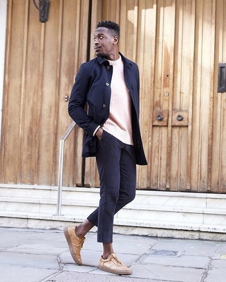 С чем носить розово-черный свитер с круглым вырезом мужчине