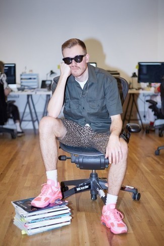 С чем носить розовые кроссовки мужчине