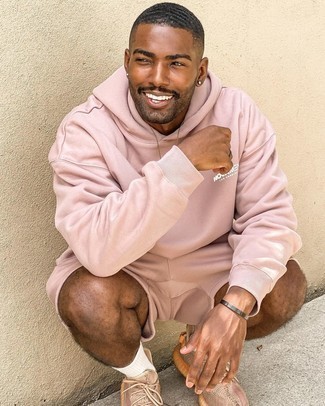 С чем носить розовые кроссовки мужчине