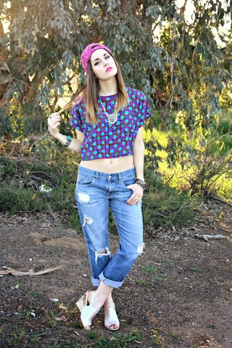 С чем носить розовую шапку женщине