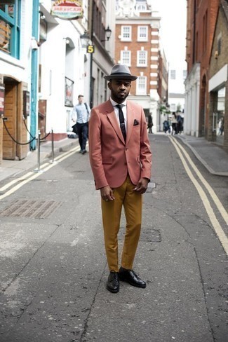 Какие брюки чинос носить с розовым пиджаком