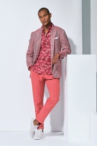 Какие брюки чинос носить с розовым пиджаком