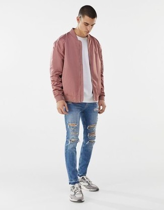 Как носить розовый бомбер с синими рваными джинсами мужчине