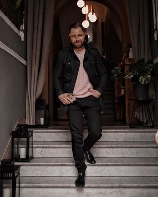 Как носить розовый вязаный свитер с черным плащом мужчине