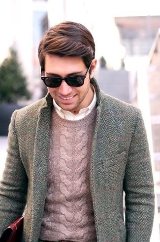 Какие пиджаки носить с розовым вязаным свитером мужчине