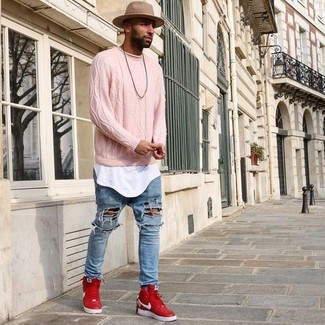 Какие джинсы носить с розовым вязаным свитером мужчине