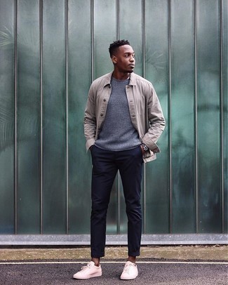 С чем носить розовые низкие кеды из плотной ткани мужчине