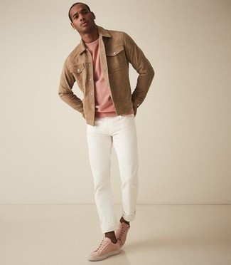 С чем носить розовые низкие кеды из плотной ткани мужчине