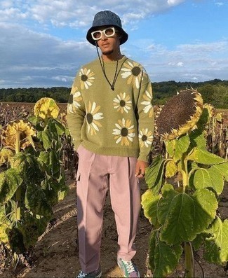 Какие низкие кеды носить с розовыми брюками карго