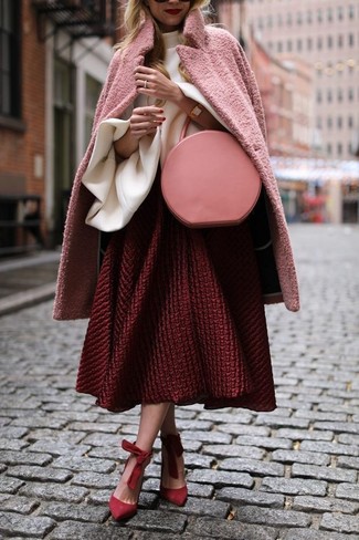 С чем носить розовый клатч