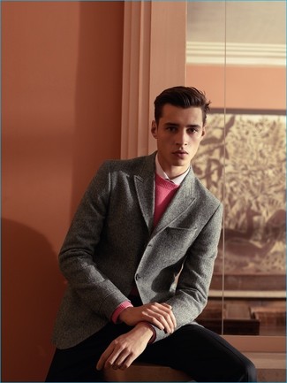 Какие пиджаки носить с розовым свитером с круглым вырезом мужчине