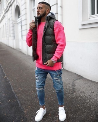 С чем носить розовый свитер с круглым вырезом мужчине