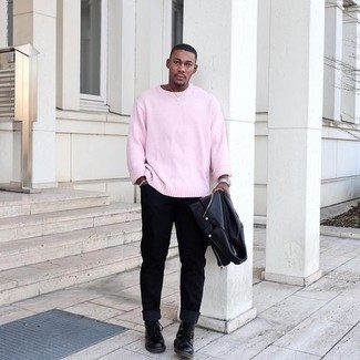 Как носить розовый свитер с круглым вырезом с темно-синими джинсами мужчине