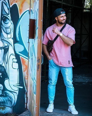 С чем носить розовую футболку с круглым вырезом мужчине