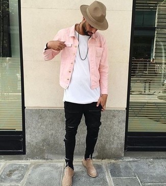 Какие джинсы носить с розовой джинсовой курткой мужчине