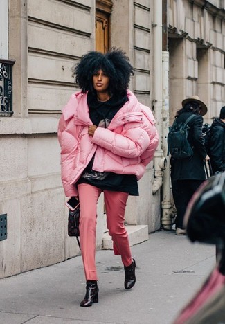 Какие куртки-пуховики носить с розовыми классическими брюками женщине