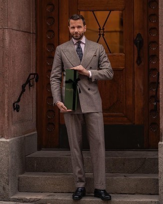 С чем носить розовую классическую рубашку мужчине