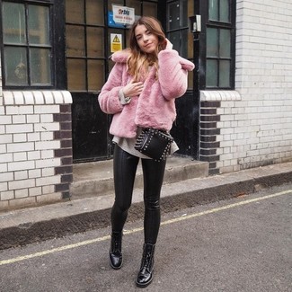 С чем носить розовую короткую шубу