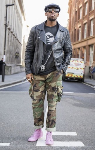 Какие косухи носить с розовыми высокими кедами мужчине