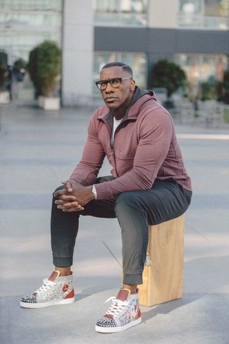 Какие спортивные штаны носить с розовым худи мужчине