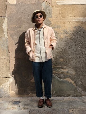 С чем носить розовую куртку мужчине