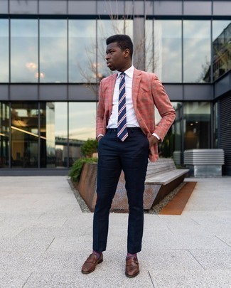 С чем носить розовую куртку мужчине