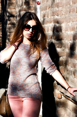 Какие свитера с круглым вырезом носить с розовыми джинсами женщине